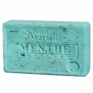 Натурален марсилски сапун Ментови Листа с текст "Menthe" и "Произведено във Франция", щампован отпред, подсилен с ментови листа за освежаващо докосване.