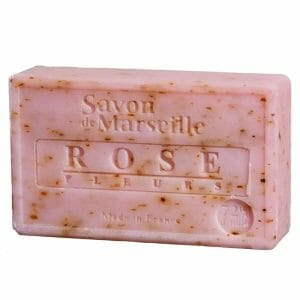 Розов сапун с надпис "Savon de Marseille" и "Натурален марсилски сапун Розови листенца", включващ пъстри билки и обогатен с розови листенца, произведен във Франция.