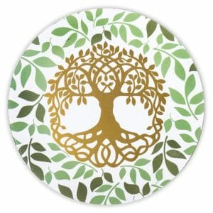 Кръгъл дизайн, включващ златно дърво на живота в центъра, заобиколено от зелени листа на бял фон. Този комплект включва 6 части от колекцията Подложки Дървото на живота комплект от 6 броя.