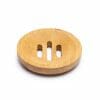 Бамбукова сапунерка кръгла с три правоъгълни дренажни гнезда в центъра, разположени на бял фон.