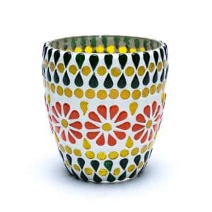 Мозаечен Стъклен Свещник зелено/жълто е жива керамична саксия с мозаечен модел с червени цветя, златни точки и черни капковидни форми на бял фон.