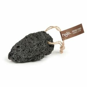 Dark grey Лава вулканичен камък за скраб с шнур за окачване, featuring a label from "Najel." Тази универсална пемза е идеална за ексфолиране.