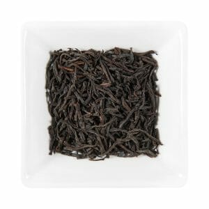 Цейлон Димбула OP чай в бяла квадратна чиния.