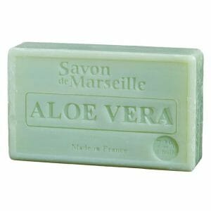 Зелен блок сапун от алое вера Savon de Marseille с надпис „Произведено във Франция“ и тегло „200 g“.