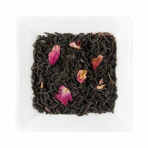 Насипен Розов Чай с розови листенца в бяла квадратна чиния, поглед отгоре.