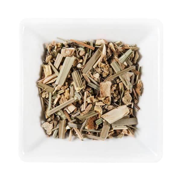 Джинджифил - Лимон Микс Органичен се предлага в квадратна бяла чиния и включва микс от сушени билкови съставки за чай като органични листа, стъбла, парченца корен от джинджифил и лимонова кора.