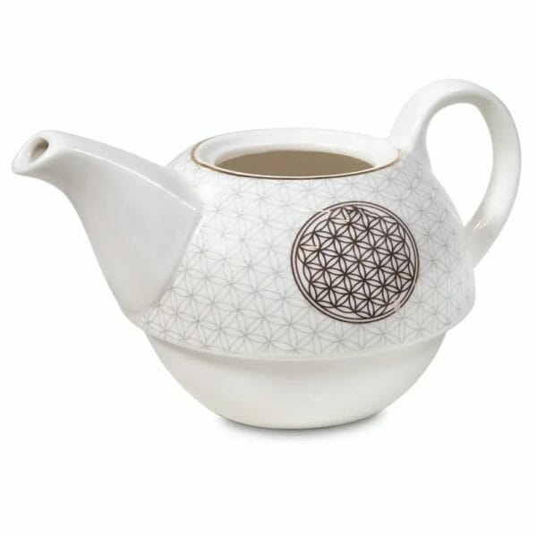 Чаша и чайник в едно Цвете на живота е бял керамичен чайник с геометричен кръгъл модел, напомнящ дизайна на Цвете на живота, допълнен с дръжка и чучур.