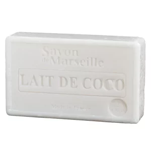 Бял сапун с релефен текст "Savon de Marseille, Lait de Coco." Този Натурален марсилски сапун Кокосово мляко е етикетиран като made in France.
