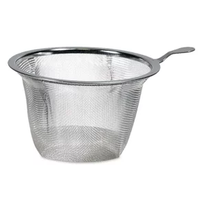 Показана е цедка за чай от неръждаема стомана with a handle. Телената мрежа е фина, а джантата е масивна метална.
