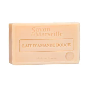 Блокче Натурален марсилски сапун Бадем с етикет, който гласи "Lait d'Amande Douce." Сапунът с екстракт от бадем е светло прасковен на цвят.