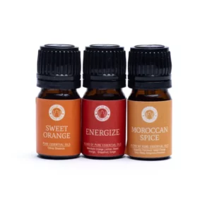 Комплект от три малки бутилки с етерично масло: Sweet Orange (оранжев етикет), Energize (червен етикет) и Moroccan Spice (оранжево-жълт етикет). Този "Комплект за ароматерапия с етерични масла Citrus Blast" предлага възхитителна гама, перфектна за ароматерапия с нотка на цитрусова кора.