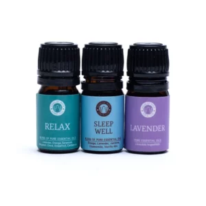 Комплект от три бутилки с етерично масло, наречени „Relax“, „Sleep Well“ и „Lavender“ съответно в успокояващи нюанси на зелено, синьо и лилаво. Идеален за ароматерапевтични сесии, този Комплект за ароматерапия с етерични масла Sleep ще ви помогне да намерите спокойствие и спокоен сън.