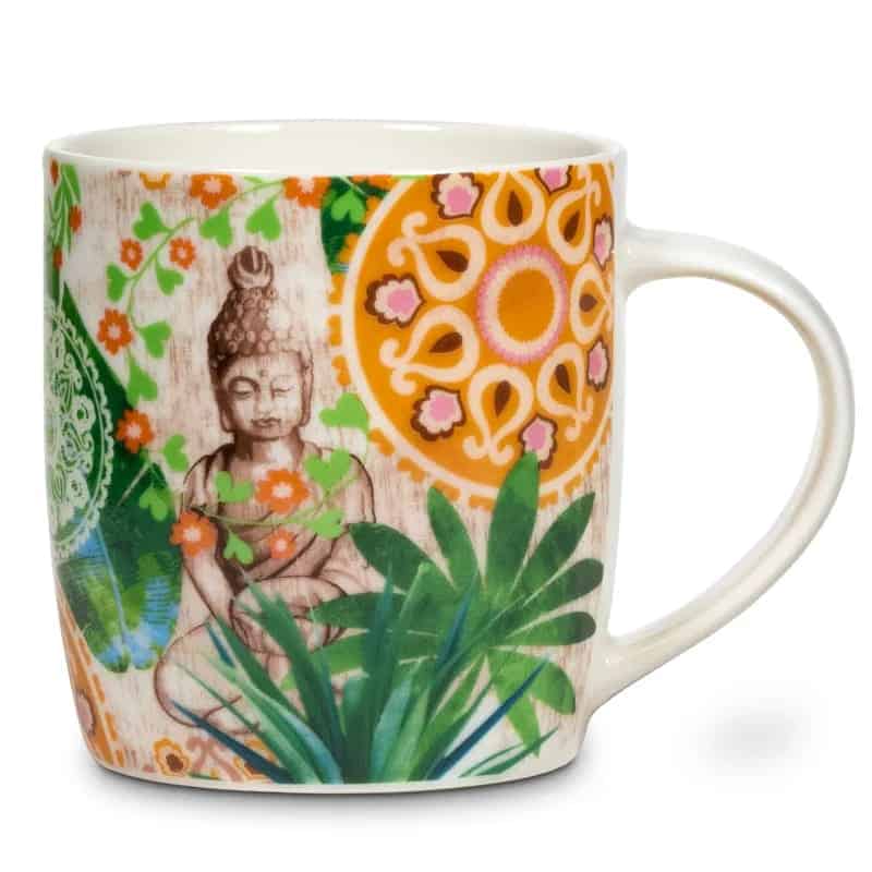 Спокойна градина със статуя на Буда, идеална за любителите на чая.