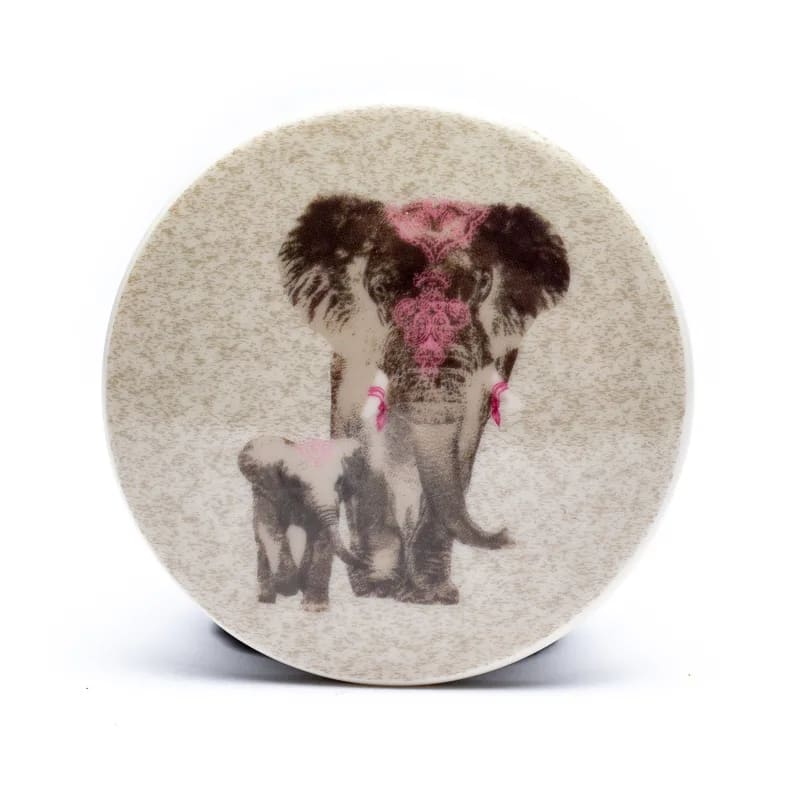 Слон, украсен с розово цвете на бял фон.