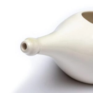 Close-up of a white Керамичен съд Нети + 25 г хималайска сол spout against a plain background. Чучурът е леко извит с малък кръгъл отвор, напомнящ традиционен керамичен съд.