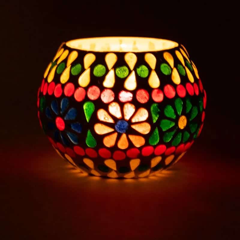 Мозаечен стъклен свещник Цвете на мозаечен фон.