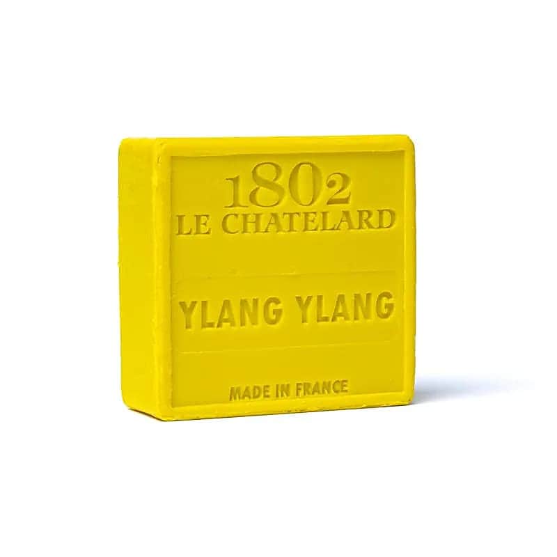 Жълт сапун с надпис Естествен марсилски сапун Иланг-иланг с аромат на иланг-иланг.