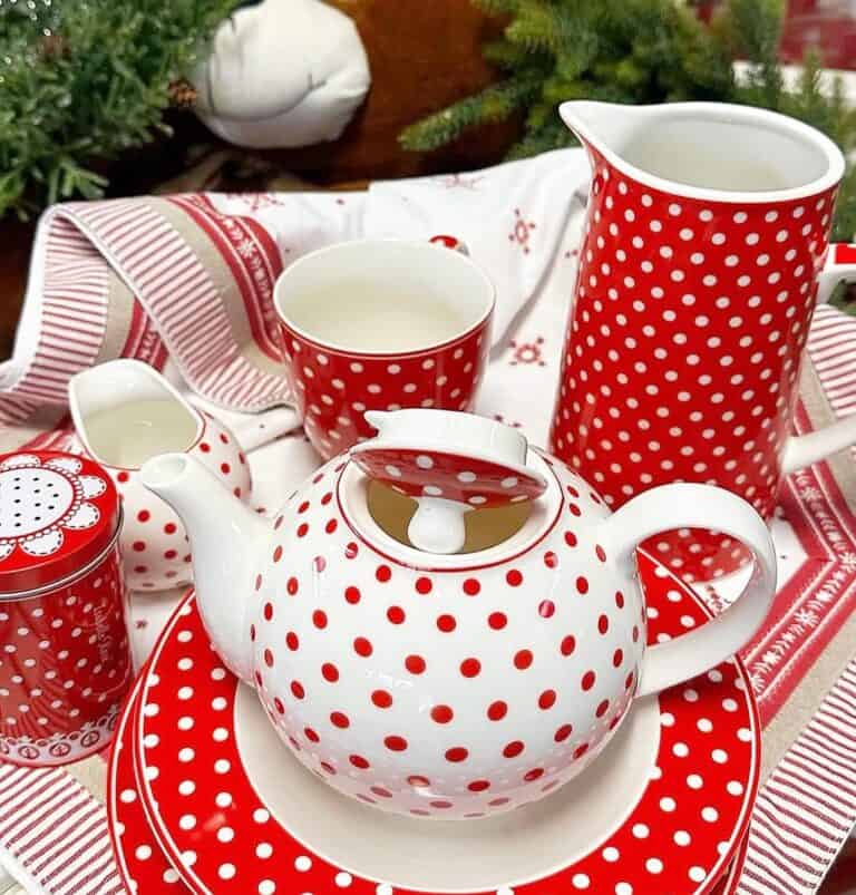 Сервиз за чай на червени и бели точки.
