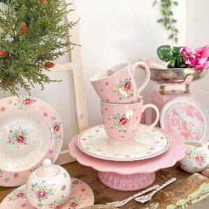 Колекцията на Abby от розови Порцеланова чаша Abby 430 ml чинии и чаши, изложени на дървена масичка в рустик стил.