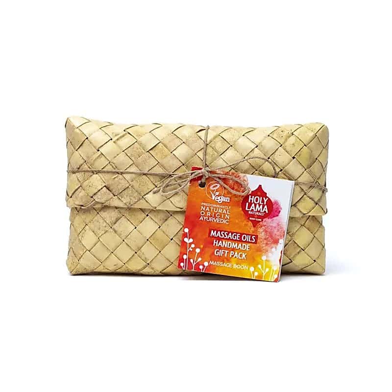 Подаръчен комплект за масаж Holy Lama Boon тъкана торбичка с етикет върху нея, идеална като Подаръчен комплект или за масаж.