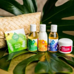Подаръчен комплект за пътуване Holy Lama от продукти за грижа за тялото и чанта, украсена с тропически листа, идеална за пътници.