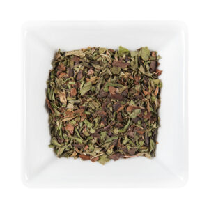 Сушени листа от мента в бял съд, идеален за консумация с Био шоколад с мента.